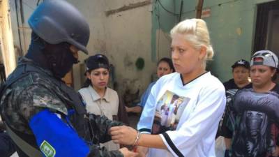 Una reclusa observa a un militar que la esposa para subirla a un camión que la trasladaría a la Penitenciaría de Mujeres en Támara.