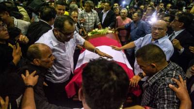 El ataúd con los restos del fallecido expresidente peruano Alan García llegando a la sede de la Alianza de la Revolución Popular Americana (Apra) en Lima.