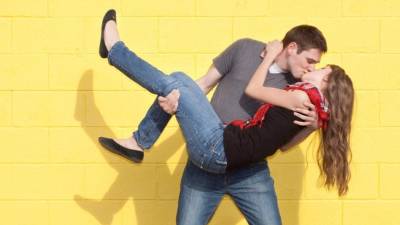 Evita dar besos muy apasionados en lugares públicos. Es incómodo y socialmente inapropiado.