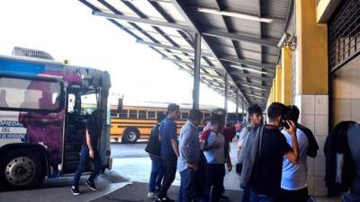 Un autobús proveniente del Centro de Atención al Migrante Retornado (CAMR), tras llegar a San Pedro Sula de un vuelo procedente de Estados Unidos, el cual retorna al país con ciudadanos hondureños deportados, llega a la Gran Central Metropólitana, en San Pedro Sula (Honduras).
