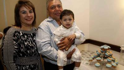 Gerda Regalado y Rafael Mendoza con el nuevo cristiano Rafael Humberto Mendoza Regalado.