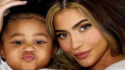 La celebridad Kylie Jenner y su hija Stormi aparecieron en la portada de Vogue Checoslovaquia en su edición de junio, después de que fueran filmadas a distancia debido a la pandemia.