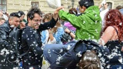 El algunos países se celebra el Día Internacional de la guerra de las almohadas.