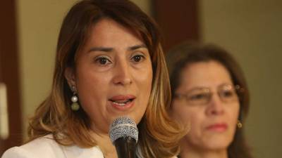 Anny Belinda Ochoa junto a Odalis Nájera.