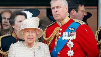 La reina Isabel II y el príncipe Andrés. Foto: AFP/Archivo