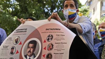 El líder opositor Juan Guaidó, con una máscara que dice 'Vacunas ahora' y que representa la bandera venezolana. Foto AFP