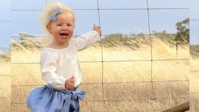 Molly, de dos años de edad, posó para la foto sin saber el peligro que se ocultaba en la maleza.