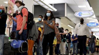 Los viajeros atraviesan el aeropuerto internacional de Miami durante el fin de semana festivo.