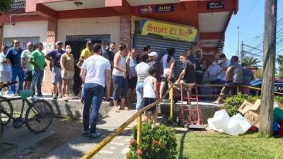 Pobladores de La Ceiba hacían fila para entrar al supermercado El Rey.