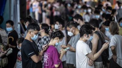 residentes haciendo cola para someterse a pruebas de ácido nucleico para detectar el coronavirus.