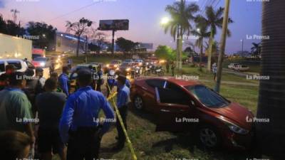 El vehículo se estrelló contra una palmera en la mediana del bulevar del sur.