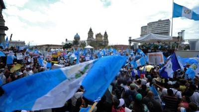 Miles de guatemaltecos continúan celebrando la decisión del Congreso de retirar la inmunidad a Otto Pérez.