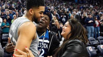 Karl-Anthony Towns, con su madre Jacqueline Cruz en un partido de la NBA.