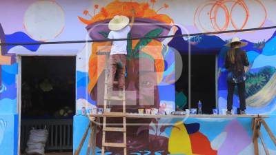 La elaboración de murales lleva hasta dos semanas. Algunos se hacen por equipos de dos o tres personas, como es el caso de los guatemaltecos y colombianos. Esta fiesta artística fue un éxito en su primera edición con 100 pintores. Fotos y video: Franklyn Muñoz