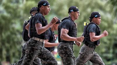 Soldados hondureños participaron ayer, en la competencia militar Fuerzas Comando 2022, en una unidad militar del sureste de Tegucigalpa (Honduras). EFE/Gustavo Amador