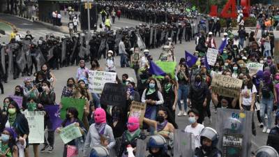 Personas se manifiestan exigiendo la despenalización del aborto en la Ciudad de México