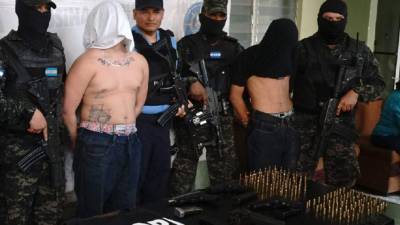 A pesar de ser menores de edad, dos jóvenes fueron detenidos el pasado sábado en posesión de armas de guerra y chalecos policiales. Ellos eran prófugos de centros de menores.