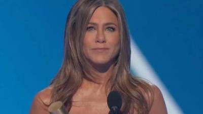 Jennifer Aniston recibiendo el People's Icon Award por su trayectoria en los People's Choice Awards 2019 este domingo 10 de noviembre.