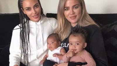Khloé sostiene en brazos a su hija True y a su sobrina Chicago (rosa), junto a su hermana Kim Kardashian. Foto redes.