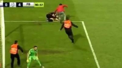 El aficionado no dudó en lanzarse al juez de campo.