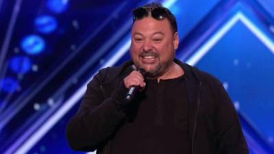 Carlos es un ejemplo de superación personal, estuvo a punto de perder sus piernas y ahora vuelve a su pasión: cantar.//Foto America's Got Talent.