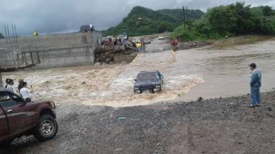 Copeco reitera a la población, evitar cruzar ríos, quebradas o afluentes.