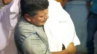 El pastor salió del hospital cargando en sus brazos a su hijo.