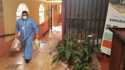 Personal de la Sedi trasladó los alimentos a los acilos de ancianos este miércoles.