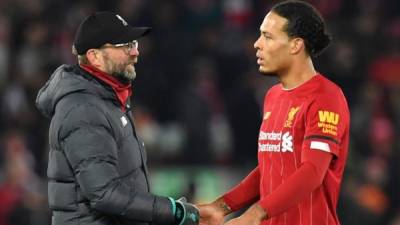 Jurgen Klopp junto al Van Dijk en el último encuentro del Liverpool en la Premier League.