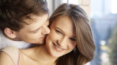 Todos preferimos tener a una persona ingeniosa, divertida y alegre alrededor.