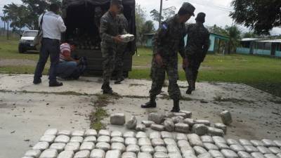 Elementos militares preparan la droga para quemarla.