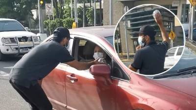 En la primera calle 6 y 7 avenida se puede ver en las primeras horas del día a Adonay Chirinos ofreciendo sus burritas.