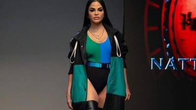 La reguetonera fue parte del desfile de la marca española Custo Barcelona, que presentó su colección de otoño invierno, 'Insta Glam'.