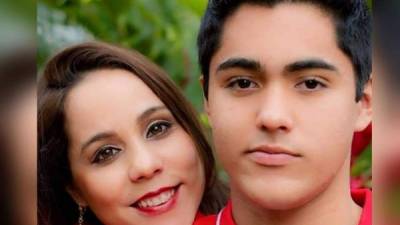 Foto en vida de Carlos Emilio Collier junto a su madre Tatiana Núñez. Foto Archivo.