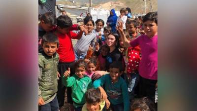 Dua Lipa posa junto a varios niños sirios refugiados. Foto: Instagram