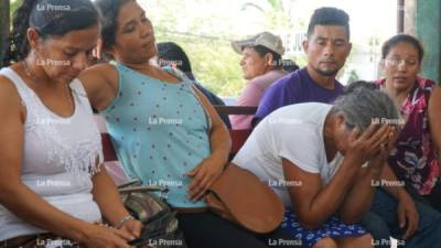 La mañana de este lunes llegaron a la morgue parientes de los cinco asesinados en la colonia El Porvenir, sector de El Carmen, San Pedro Sula.