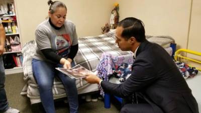 Fotografía cedida por el departamento de prensa de la campaña electoral del precandidato presidencial demócrata Julián Castro donde aparece mientras habla este martes con la indocumentada mexicana Edith Espinal.