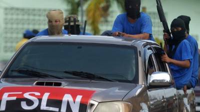 Un grupo de paramilitares con la bandera del Fsln patrullan en Monimbó.