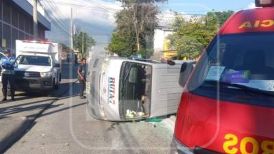 A la escena del accidente llegaron elementos de Cruz Roja y Bomberos.