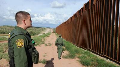 Oficiales de la patrulla fronteriza advierten a inmigrantes del riesgo por las altas temperaturas en el desierto de Arizona.