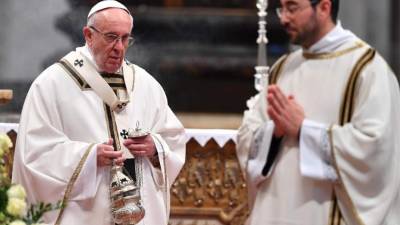 El papa Francisco (izq) oficia la misa Crismal de Jueves Santo en la Basílica de San Pedro del Vaticano, hoy, 13 de abril de 2017. Foto: EFE