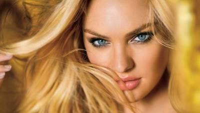 Candice Swanepoel dice que usa un jabón de té verde para lavarse la cara.