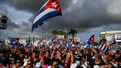 La gente protesta para mostrar su apoyo a los cubanos que se manifiestan contra su gobierno, en Miami. Foto AFP