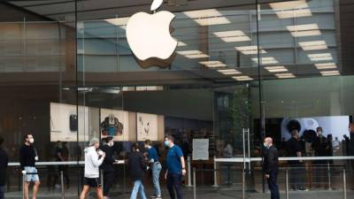 La compañía va a reabrir casi cien de sus Apple Store en los Estados Unidos.