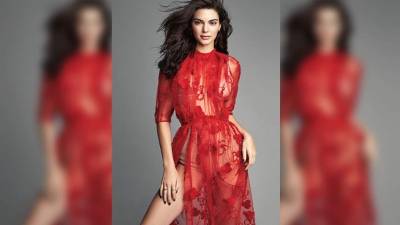 La modelo se transformó en la diva del cine del siglo XX Marilyn Monroe en un video de la revista Love Magazine. La también diseñadora utiliza diversas prendas y las fotos son a color y blanco y negro.