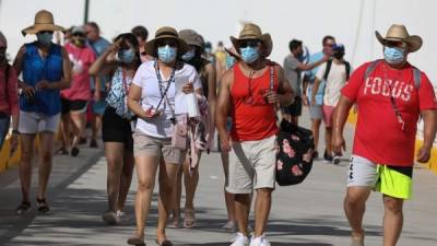 Turistas llegando ayer martes a la isla de Roatán.