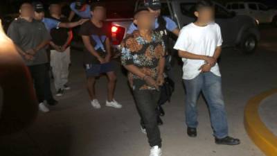 Fueron detenidos portando armas por agentes policiales en un operativo desarrollado la noche de ayer en la colonia Flor del Campo.