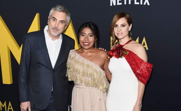 En foto el director de Roma, Alfonso Cuarón, y sus protagonistas Yalitza Aparicio (C) Marina de Tavira (D).