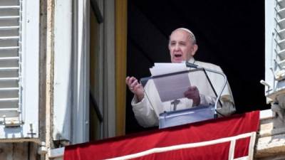 El papa Francisco habla desde una ventana del palacio apostólico con vista a la Plaza de San Pedro en el Vaticano durante la oración semanal del Ángelus. Foto AFP