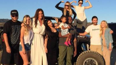 Caitlyn Jenner junto a su familia celebrando el Día del Padre.